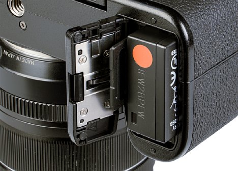 Bild Das Akku/Speicherkartenfach der  Fujifilm X-S10 nimmt den Akku und die SD-Speicherkarte in heimeliger Eintracht auf. [Foto: MediaNord]
