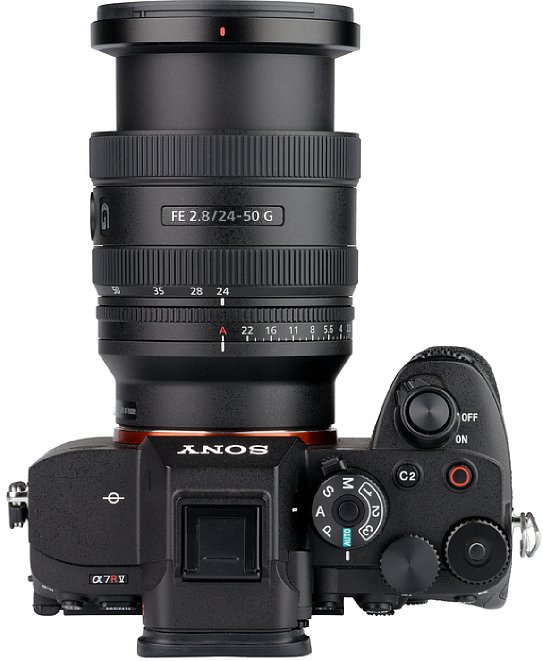 Bild Das Sony FE 24-50 mm F2.8 G (SEL2450G) besitzt neben dem Zoom- und dem Fokusring auch einen Blendenring samt De-Klick-Funktion. Zudem gibt es eine seitliche Funktionstaste und einen AF-MF-Schalter. [Foto: MediaNord]