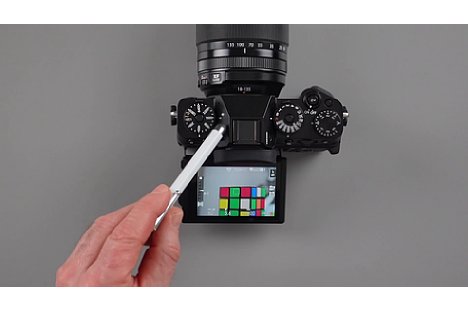 Bild Michael Nagel erklärt die Grundlagen der Fujifilm X-T5 für den Kamera-Einsteigerkurs mit Uli Soja. [Foto: MediaNord (Screenhot)]