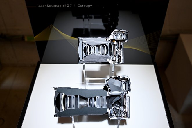 Bild Der Schnitt der Nikon Z 7 im Vergleich zu einer DSLR zeigt, wie enorm viel Platz durch Wegfall von Spiegelkasten, optischem Sucher und Autofokus-Einheit eingespart wird. Beim Objektiv allerdings hinkt der Vergleich (unterschiedliche Lichtstärken). [Foto: MediaNord]