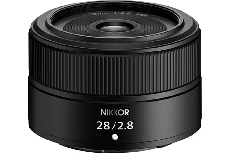 Bild Mit einer Länge von vier und einen Durchmesser von sieben Zentimetern ist das Nikon Z 28 mm F2.8 das derzeit kompakteste Objektiv der Z-Serie und mit einem Gewicht von nur 155 Gramm auch das leichteste. [Foto: Nikon]