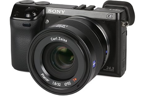 Bild Auch an der Sony Sony NEX-7 macht das Zeiss Touit Planar 1.8/32 mm eine hervorragende Figur, hier passen Design und Verarbeitung perfekt zur Kamera. [Foto: MediaNord]