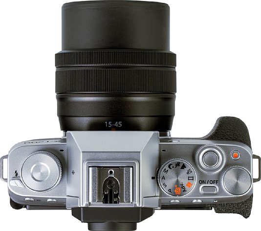 Bild Auf der Oberseite der Fujifilm X-T200 sind die verschiedenen Einstellräder recht gedrängt untergebracht. [Foto: MediaNord]