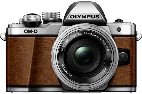 Bild Die Olympus OM-D E-M10 Mark II Limited Edition wird zusammen mit dem silbernen 14-42 EZ verkauft, das einen silbernen Deckel passend zur Kamera besitzt. [Foto: Olympus]
