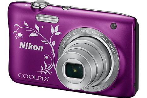 Bild Die Nikon Coolpix S2900 ist in Violett mit einer hübschen Lineart verziert. Sie zoomt optisch fünffach (26-130 mm) und löst 20 Megapixel auf. [Foto: Nikon]