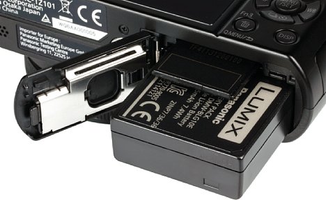 Bild Für immerhin 300 Aufnahmen soll der Lithium-Ionen-Akku der Panasonic Lumix DMC-TZ101 reichen. Geladen wird er per USB. Die SD-Speicherkarte sitzt ebenfalls im Akkufach, wobei die Karte für 4K-Videos die UHS Speed Class 3 unterstützen sollte. [Foto: MediaNord]