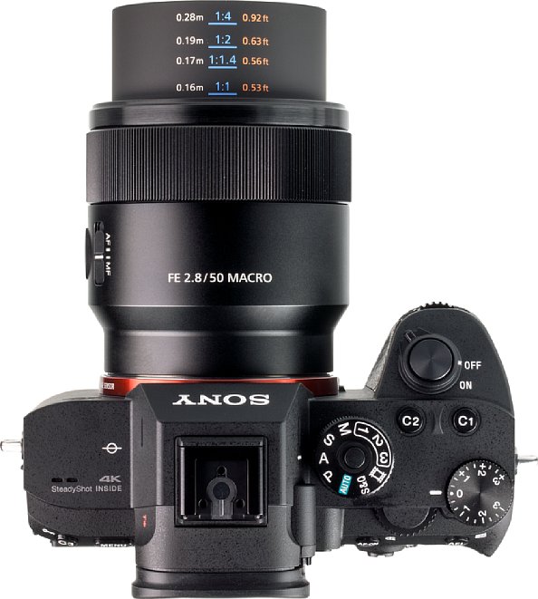 Bild Im Nahbereich kann man beim Sony FE 50 mm F2.8 Macro die Fokusentfernung und den Abbildungsmaßstab auf dem ausfahrenden Tubus ablesen. [Foto: MediaNord]