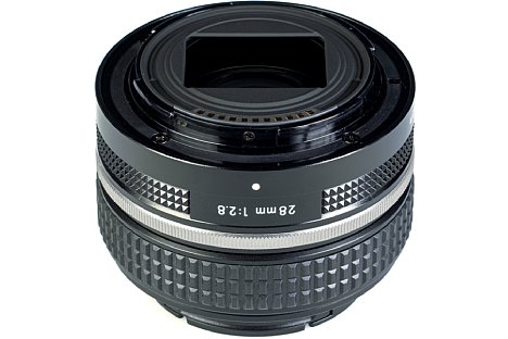 Bild Das Bajonett des Nikon Z 28 mm F2.8 SE besteht lediglich aus Kunststoff. Sehr schön zu sehen ist der eckige Streulichtschutz auf der Rückseite. [Foto: MediaNord]