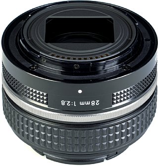 Bild Das Nikon Z 28 mm F2.8 SE besitzt lediglich ein Plastikbajonett. Sehr anschaulich ist der rechteckige Ausschnitt zu sehen, der unnötige Lichtreflexionen verhindern soll. [Foto: MediaNord]