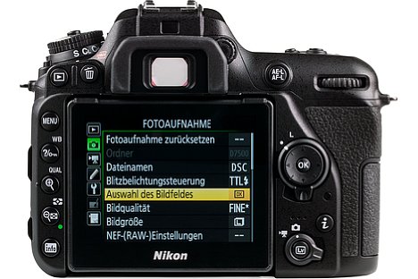 Bild Beim rückwärtigen acht Zentimeter großen Bildschirm der Nikon D7500 handelt es sich um einen nach oben und unten klappbaren Touchscreen. [Foto: MediaNord]