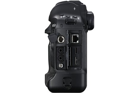 Bild Die Canon EOS-1D X Mark II ist mit zahlreichen Schnittstellen ausgestattet. Neben einem LAN-Anschluss gibt es USB 3, einen Mikrofoneingang, einen Kopfhörerausgang, einen Blitzanschluss, einen Zubehöranschluss und eine HDMI-Schnittstelle. [Foto: Canon]