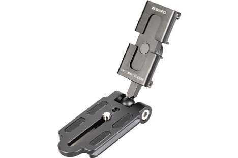 Bild Die Benro ArcaSmart Sidearm Phone Clamp lässt sich auch unter eine Kamera auf einer Schnellwechselplatte befertigen. [Foto: Benro]
