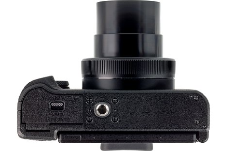 Bild Das Stativgewinde der Canon PowerShot G1 X Mark III sitzt nicht nur außerhalb der optischen Achsen, sondern auch viel zu nah am Akku- und Speicherkartenfach. [Foto: MediaNord]
