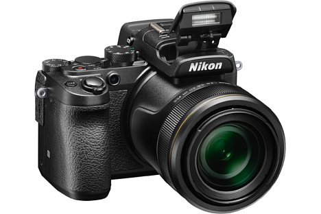 Bild Neben dem Aufklappblitz bietet die Nikon DL24-500 f/2.8-5.6 auch einen Blitzschuh, in den sich alternativ ein Mikrofon stecken lässt, das per 3,5mm-Klinke angeschlossen wird. [Foto: Nikon]