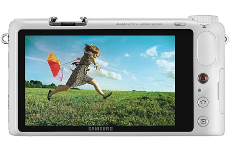 Bild Ein 3,7 Zoll großer Touchscreen mit WVGA-Auflösung nimmt fast die ganze Rückseite der Samsung NX2000 ein. Ebenfalls voll auf der Höhe der Zeit: WLAN mit Social Sharing und NFC. [Foto: Samsung]