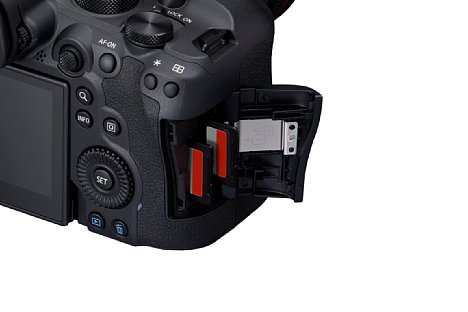 Bild Das Doppel-Speicherkartenfach für zwei SD/SDHC/SDXC-Karten mit UHS I oder UHS II ist bei der Canon EOS R6 Mark II unverändert. [Foto: Canon]