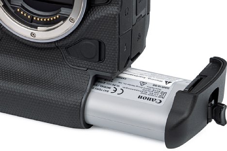 Bild In der Canon EOS R3 kommt der riesige, aus der EOS-1D X Mark III bekannte Akku LP-E19 zum Einsatz, der nach CIPA-Standard dennoch nur für 620 Aufnahmen mit Sucher oder 860 mit Bildschirm reicht. Er lässt sich auch in der Kamera per USB-C aufladen. [Foto: MediaNord]