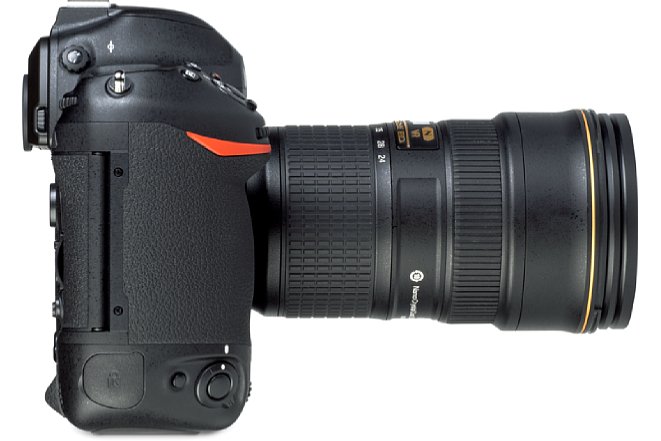 Bild Der Griff der Nikon D6 liegt perfekt in der Hand. Der eingebaute Hochformatgriff hingegen fällt leider etwas weniger ausgeprägt aus. [Foto: MediaNord]