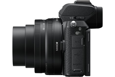 Bild An der Seite bietet die Nikon Z 50 drei Anschlüsse: 3,5 mm Stereoklinke mit Spannungsversorgung für Mikrofone, Micro-USB mit Ladefunktion und Micro-HDMI mit Clean-Videoausgang. [Foto: Nikon]