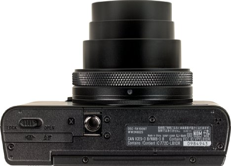 Bild Das Stativgewinde der Sony RX100 VII liegt nicht nur außerhalb der optischen Achse, sondern auch noch direkt neben dem Akku- und Speicherkartenfach, das damit selbst von kleinsten Schnellwechselplatten blockiert wird. [Foto: MediaNord]