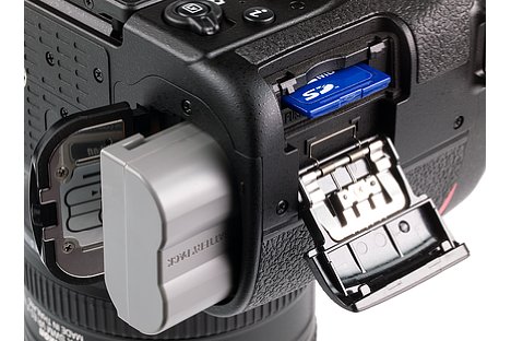 Bild Die Nikon D7500 bietet nur noch ein SD/SDHC/SDXC UHS-I Speicherkartenfgach, das aber immerhin bis zu knapp 80 MByte/s schreibt. [Foto: MediaNord]