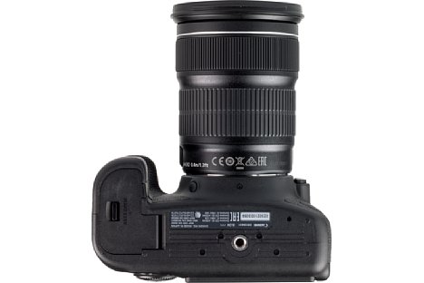 Bild Das Stativgewinde sitzt bei der Canon EOS 6D Mark II in der optischen Achse und bietet reichlich Abstand zum Akkufach. [Foto: MediaNord]