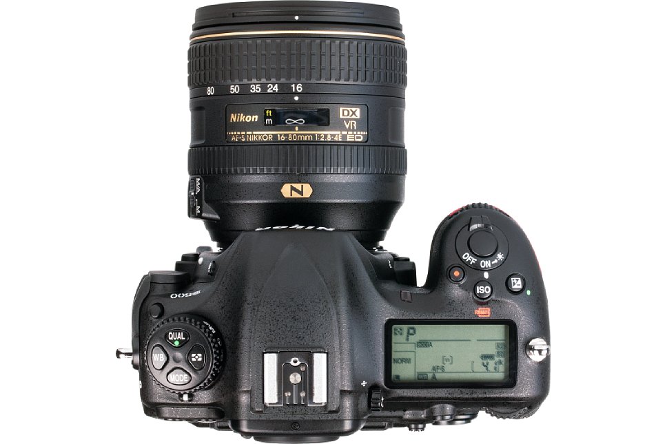 Bild Die spezielle Ergonomie der Nikon D500 erlaubt eine professionelle Bedienung mit schnellem Zugriff auf alle wichtigen Funktionen, deren Status auf einem separaten, beleuchtbaren Display angezeigt wird. [Foto: MediaNord]