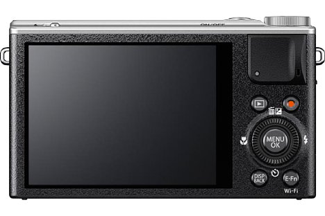 Bild Auf der Rückseite bietet die Fujifilm XQ2 einen 7,6 Zentimeter großen Bildschirm mit 920.000 Bildpunkten Auflösung, der zwar fest verbaut ist, aber einen Betrachtungswinkel von 85 Grad in jede Richtung bietet. [Foto: Fujifilm]