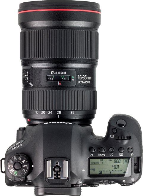 Bild Der Zoomring sitzt beim Canon EF 16-35 mm 2.8L III USM ganz hinten, der Fokusring vorne. Dazwischen kann im Sichtfenster die Fokusentfernung abgelesen werden. [Foto: MediaNord]