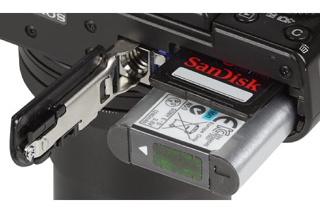 Bild Akkus und Speicherkarte teilen sich bei der Sony DSC-RX100 III ein Fach. Auf dem Stativ beziehungsweise mit Wechselplatte lässt es sich allerdings nicht öffnen. [Foto: MediaNord]
