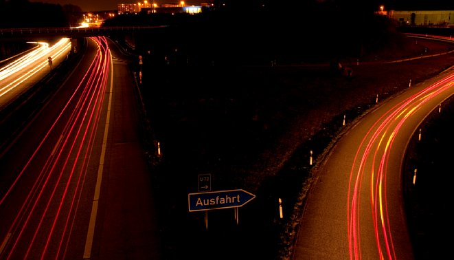 Bild Lichtspuren von fahrenden Autos sind ein „Klassiker” unter den Langzeitbelichtungen. Aufnahmedaten: Nikon D300, 19 mm, F11, 30 s, ISO 200. [Foto: Michael Hennemann]