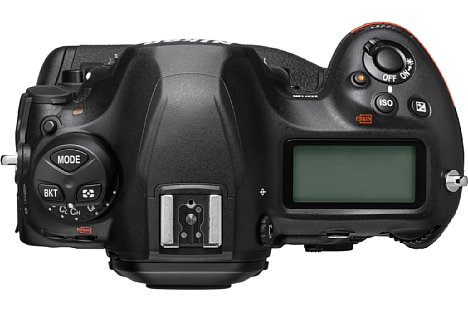 Bild Die Nikon D6 besitzt ein großes Statusdisplay auf der oberen Schulter. Neu ist der Kunststoffaufsatz auf dem Sucher, unter dem sich eine GPS-Antenne befindet. [Foto: Nikon]