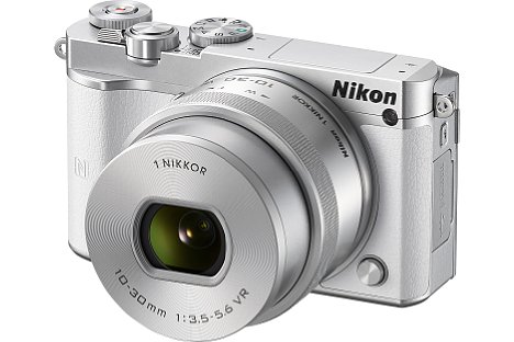 Bild Als dritte Farbe soll es die Nikon 1 J5 in Silber-Weiß geben. Das Set mit dem 1-Nikkor VR 10-30 mm PD-Zoom kostet in allen Farben knapp 540 Euro. [Foto: Nikon]
