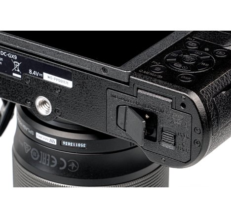 Bild Die Panasonic GX9 besitzt eine relativ große, mittige Öffnung in der Batteriefach-Klappe. [Foto: MediaNord]