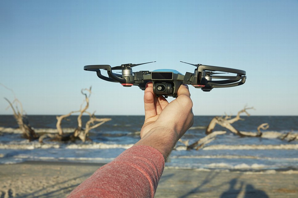 Bild Die DJI Spark Drohne kann bequem aus der Hand gestartet werden und landet auch auf der Handfläche. [Foto: DJI]