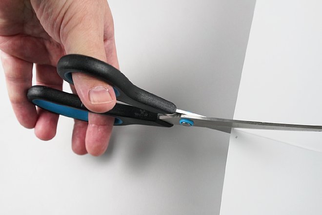 Mit einer scharfen Schere oder einem scharfen Cutter-Messer lässt sich die LeeLux 400 Folie schnell auf das gewünschte Maß zuschneiden. [Foto: MediaNord]
