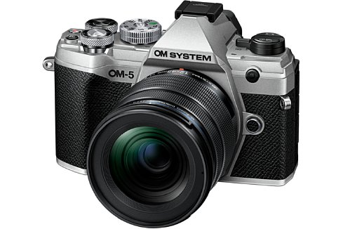 Bild OM System OM-5 mit 12-45 mm F4 Pro. [Foto: OM System]