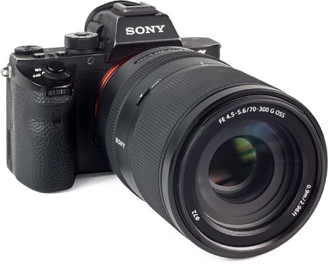 Bild Trotz seiner Größe wiegt das Sony FE 70-300 mm  F4.5-5.6 G OSS (SEL-70300G) nur 850 Gramm und ergibt damit eine gut balancierte Kombination mit der Alpha 7R II. [Foto: MediaNord]