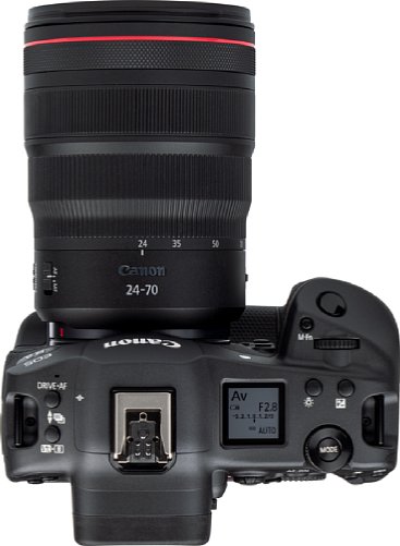 Bild Das beleuchtbare Schulterdisplay der Canon EOS R3 zeigt die wichtigsten Aufnahmeparameter an. [Foto: MediaNord]