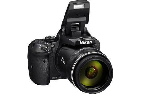 Bild Der integrierte Blitz klappt bei der Nikon Coolpix P900 besonders hoch aus, was Abschattungen durch das Objektiv sowie rote Augen vermeidet beziehungsweise vermindert. [Foto: Nikon]