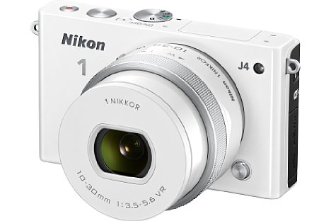 Bild Nikon 1 J4 mit 10-30 mm Objektiv in Weiß. [Foto: Nikon]