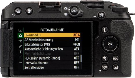 Bild Der rückwärtige Touchscreen der Nikon Z 30 lässt sich um 180 Grad zur Seite schwenken und um 270 Grad drehen, was nicht nur Aufnahmen aus allen möglichen Perspektiven erlaubt, sondern auch Selfies sowie eine Kontrollmonitorfunktion bei Videoaufnahmen. [Foto: MediaNord]