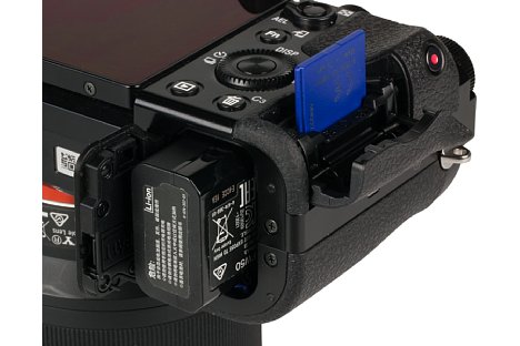 Bild Der Lithium-Ionen-Akku der Sony Alpha 7S wird unten entnommen, er reicht lediglich für gut 380 Aufnahmen. [Foto: MediaNord]