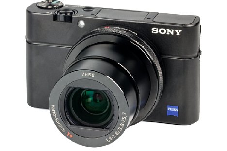 Bild Die 300 Gramm schwere Sony DSC-RX100 IV ist ein äußerst kompakter Begleiter mit einem für Kompaktkameras relativ großem 1"-Sensor (13,2 x 8,8 mm). [Foto: MediaNord]