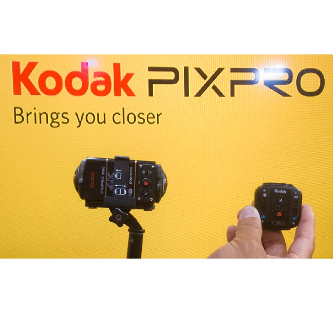 Bild Zwei Stück der neuen Kodak Pixpro SP360-4K Panorama-Actioncam montiert in der Doppel-Halterung und die für den Zwei-Kamera-Betrieb nötige Armbandfernbedienung. [Foto: MediaNord]