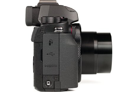 Bild Auf der rechten Gehäuseseite der Canon PowerShot G5 X befinden sich neben der Micro-HDMI-Buchse auch noch eine Micro-USB-Schnittstelle sowie ein Klinken-Kabelfernauslöseranschluss. [Foto: MediaNord]