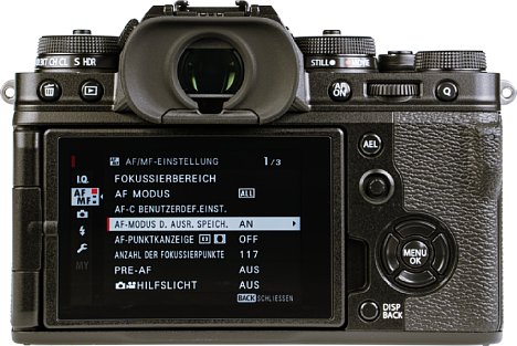 Bild Der bewegliche Monitor der Fujifilm X-T4 besitzt eine Touchfunktion und lässt sich für den Transport zur Kamera klappen. [Foto: MediaNord]