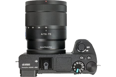 Bild Auf der Kameraoberseite der Sony Alpha 6500 befinden sich zwei programmierbare Tasten. [Foto: MediaNord]