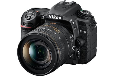 Nikon D7500 mit 16-80 mm. [Foto: Nikon]