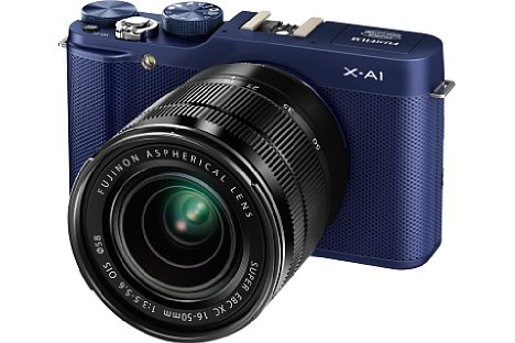 Bild Auch in Blau soll die Fujifilm X-A1 mit Fujinon XC 16-50 mm für knapp 600 Euro erhältlich sein. [Foto: Fujfilm]